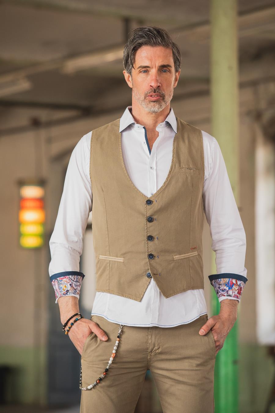 Chaleco Marcelo Altea Tostado | Aragaza - Tu estilo hecho en Barcelona - Barcelona Fashion - Camisas de Calidad