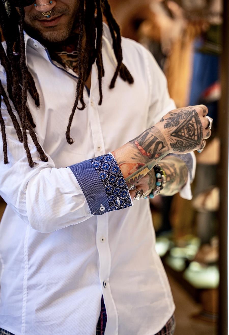 Camisa Blanca Camere Puño Azul | Aragaza - Tu estilo hecho en Barcelona - Barcelona Fashion - Camisas de Calidad