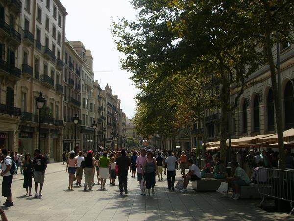 Conoce la avenida del Portal del Ángel  | Aragaza - Tu estilo hecho en Barcelona - Barcelona Fashion - Camisas de Calidad