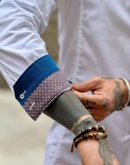 Chemise Cansano blanche avec détails de poignets bleus | Aragaza - Votre chemise faite à Barcelone - Mode de Barcelone - Chemises de qualité