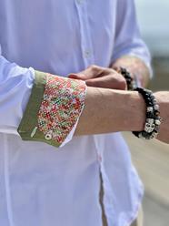 Chemise Cozzo blanche avec détails de poignets verts | Aragaza - Votre chemise faite à Barcelone - Mode de Barcelone - Chemises de qualité