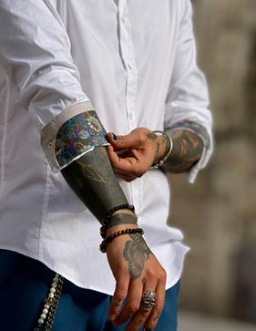 Camisa Blanca Eterna puño detalles en verde | Aragaza - Tu estilo hecho en Barcelona - Barcelona Fashion - Camisas de Calidad