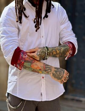 Camisa Blanca Prata puño detalles en Roja | Aragaza - Tu estilo hecho en Barcelona - Barcelona Fashion - Camisas de Calidad